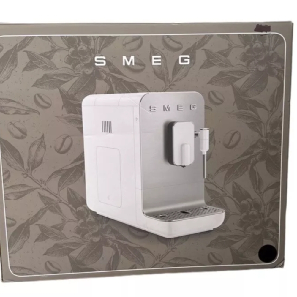Smeg Fully Automatic Coffee Machine with Steam, Black New
